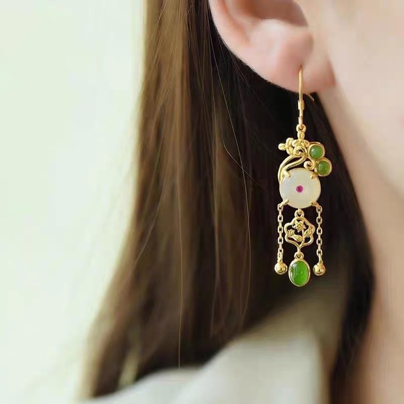 Jade earrings, dangle jade earrings, emerald green earrings, vintaged earrings - Picture 3 of 5